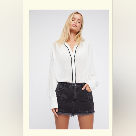 🌿 FREE PEOPLE Denim Mini Skirt - Size 2 (NWT Condition!) 🌿 - Picture 1 of 9